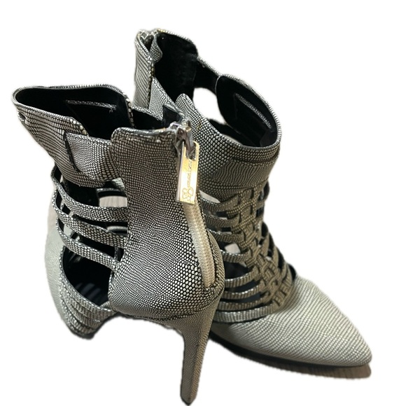 Jessica Simpson Elegant Black and White Strappy Heels, Size 8M - Picture 2 of 12